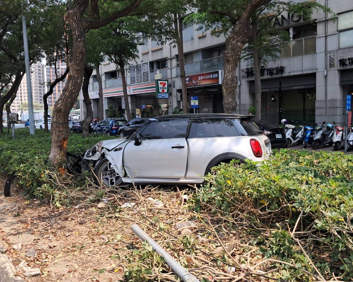 高雄屏東道路救援案例三 地下停車場拖吊主圖